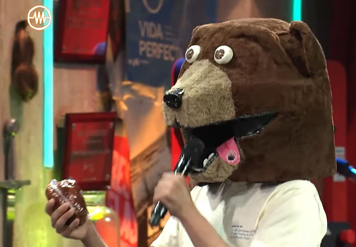 El oso del festival Prestoso le regala un chosco de Tineo a Broncano en 'La Resistencia'