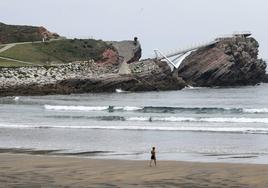 La zona de la playa de Salinas en la que apareció el cuerpo de la joven esta mañana.