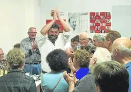 Pérez celebra con los socialistas de Valdés los resultados.