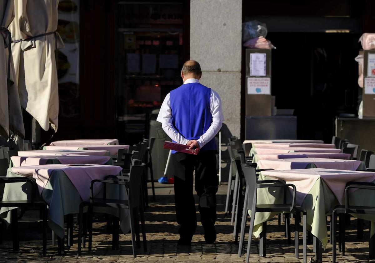 Un camarero en la terraza de un restaurante.