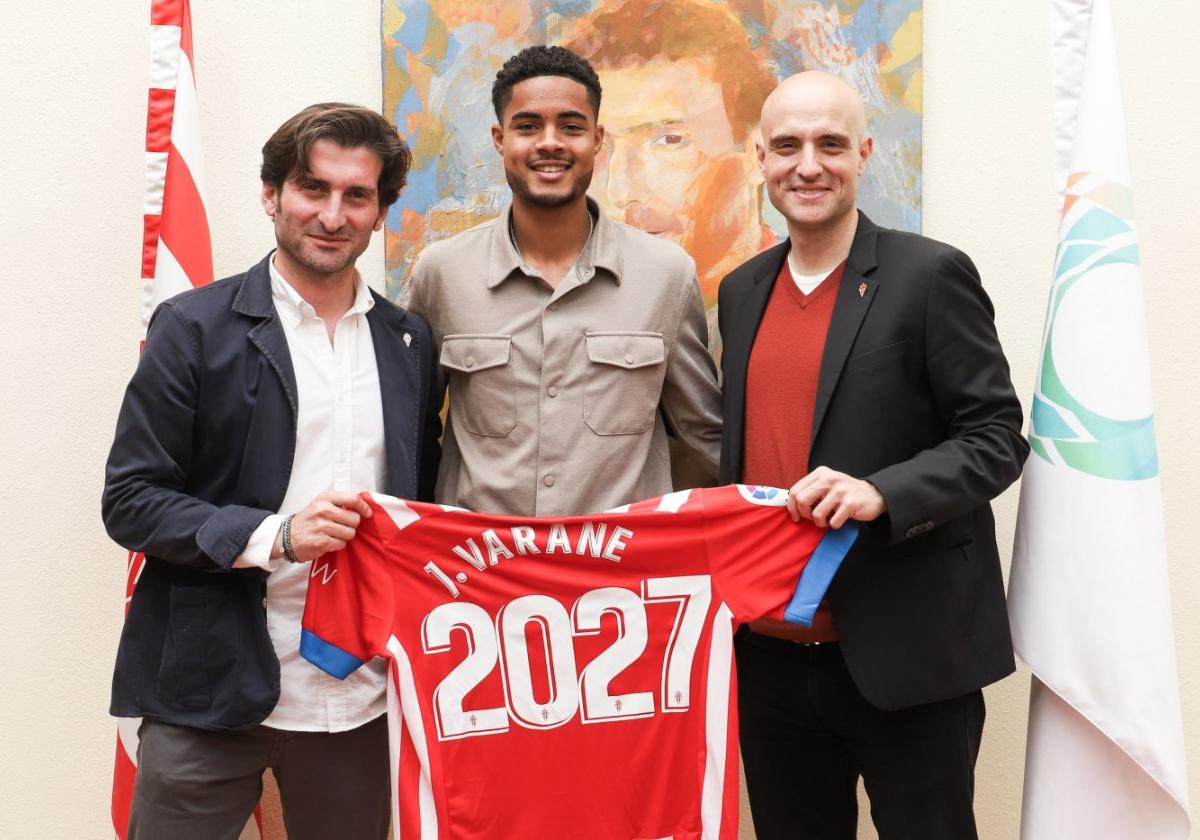 Gerardo García, Jonathan Varane y David Guerra, tras la firma de la renovación.