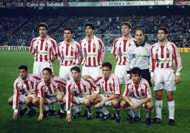 Julio Salinas, Avelino, Muñiz, Lediakhov, Juan Carlos Ablanedo, Hugo Pérez, Dani Bouzas, Tino, Velasco, Ricardo Bango y Eloy, en una alineación del Sporting, en el Nou Camp, antes de un partido contra el Barcelona, en la temporada 1995-1996.