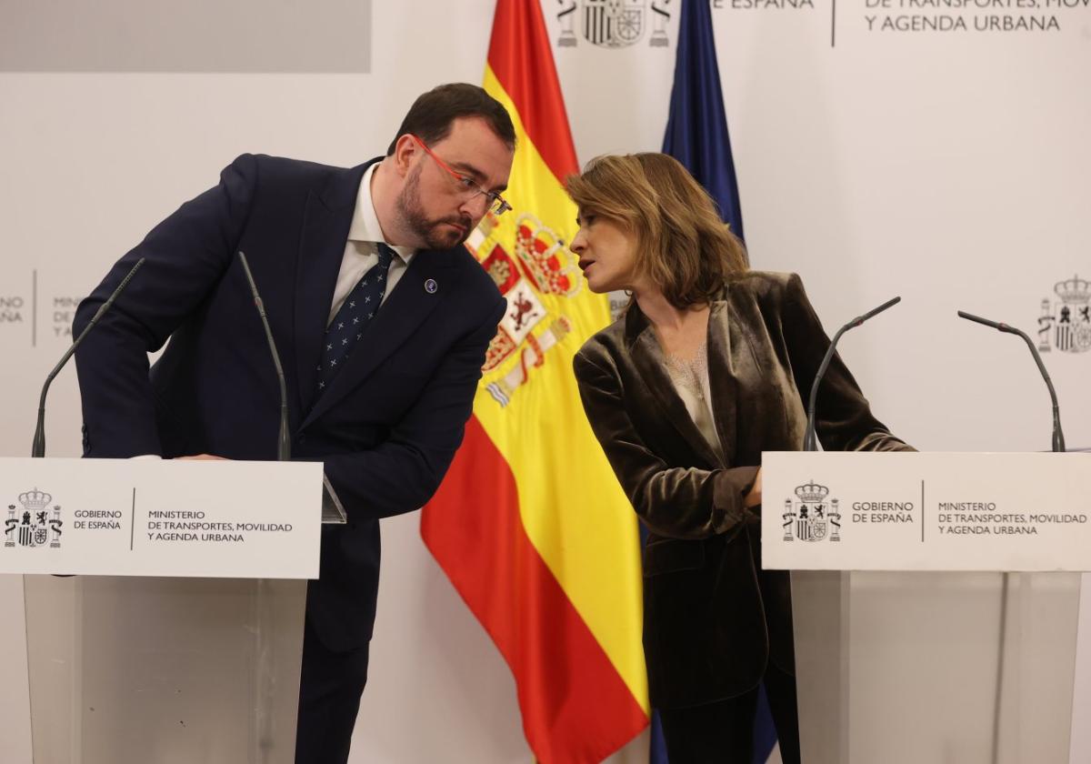 El presidente del Principado, Adrián Barbón, y la ministra de Transportes, Raquel Sánchez.