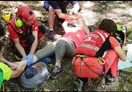 La mujer siendo atendida por efectivos del SEPA.