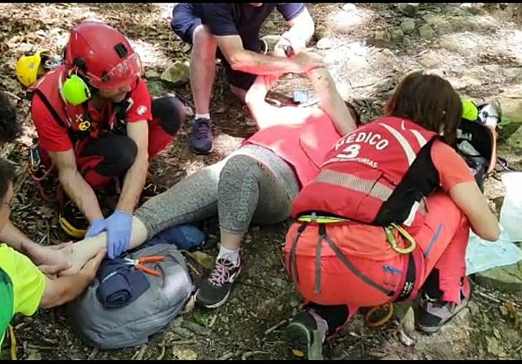 La mujer siendo atendida por efectivos del SEPA.