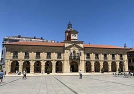 El Ayuntamiento de Avilés, en la plaza de España de la villa.