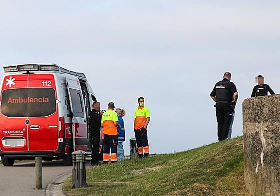 Policías nacionales y sanitarios, ayer, en un operativo de rescate.