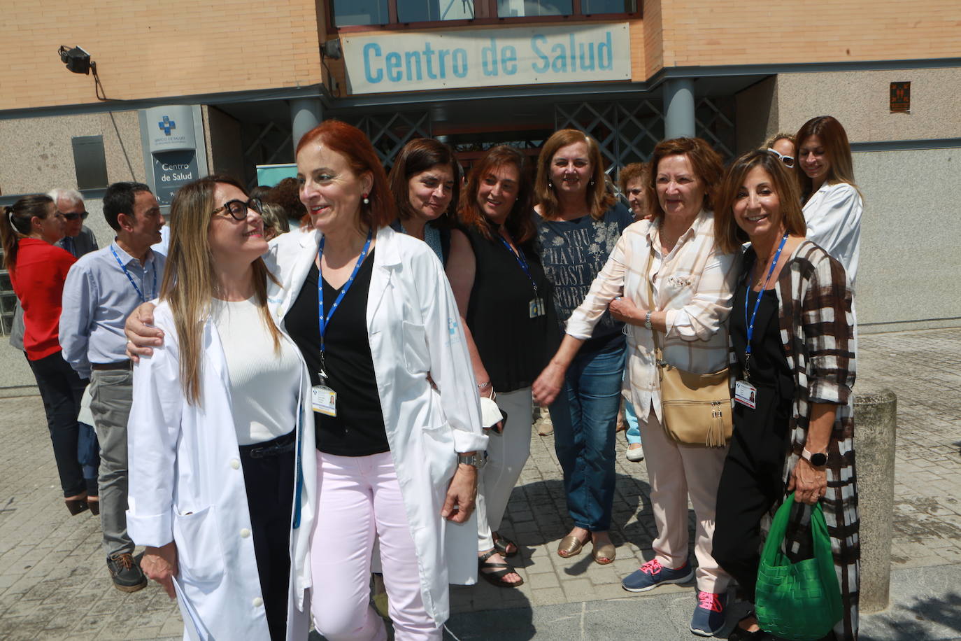 Los responsables regionales, sanitarios y vecinos se reunieron ayer en el centro de Salud de Pumarín.
