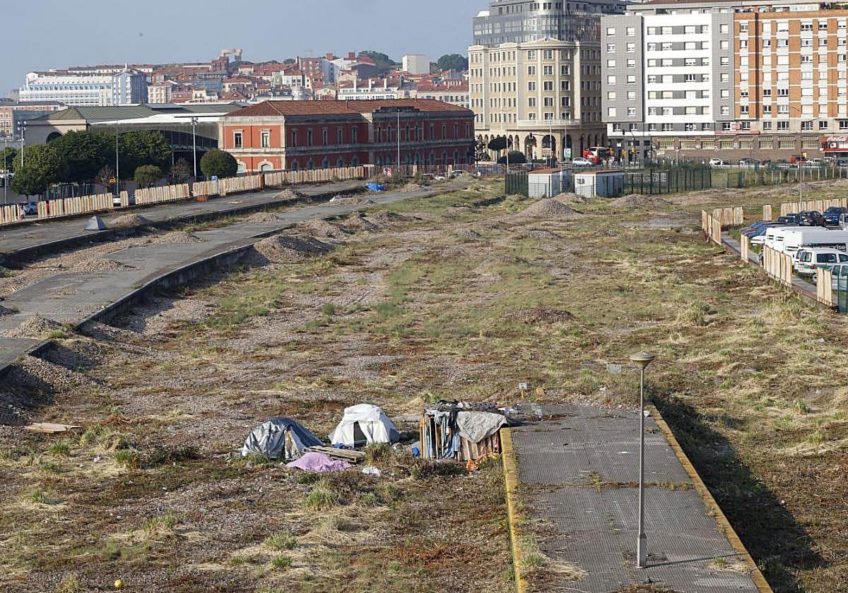 El terreno del 'solarón', con el Museo del Ferrocarril al fondo, limpio a falta de retirar restos de unas chabolas donde vivían indigentes.