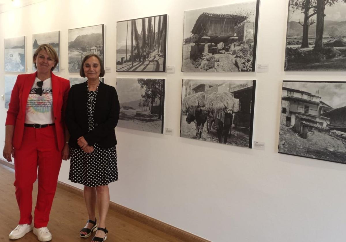 Sandra Cuesta y María Pilar García Cuetos, en la exposición.