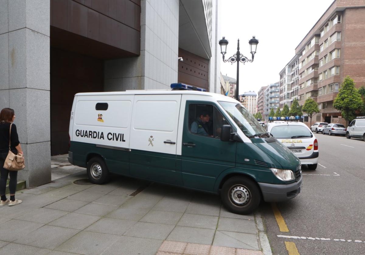 El furgón de la Guardia Civil traslada al exmilitar a la cárcel de Asturias.