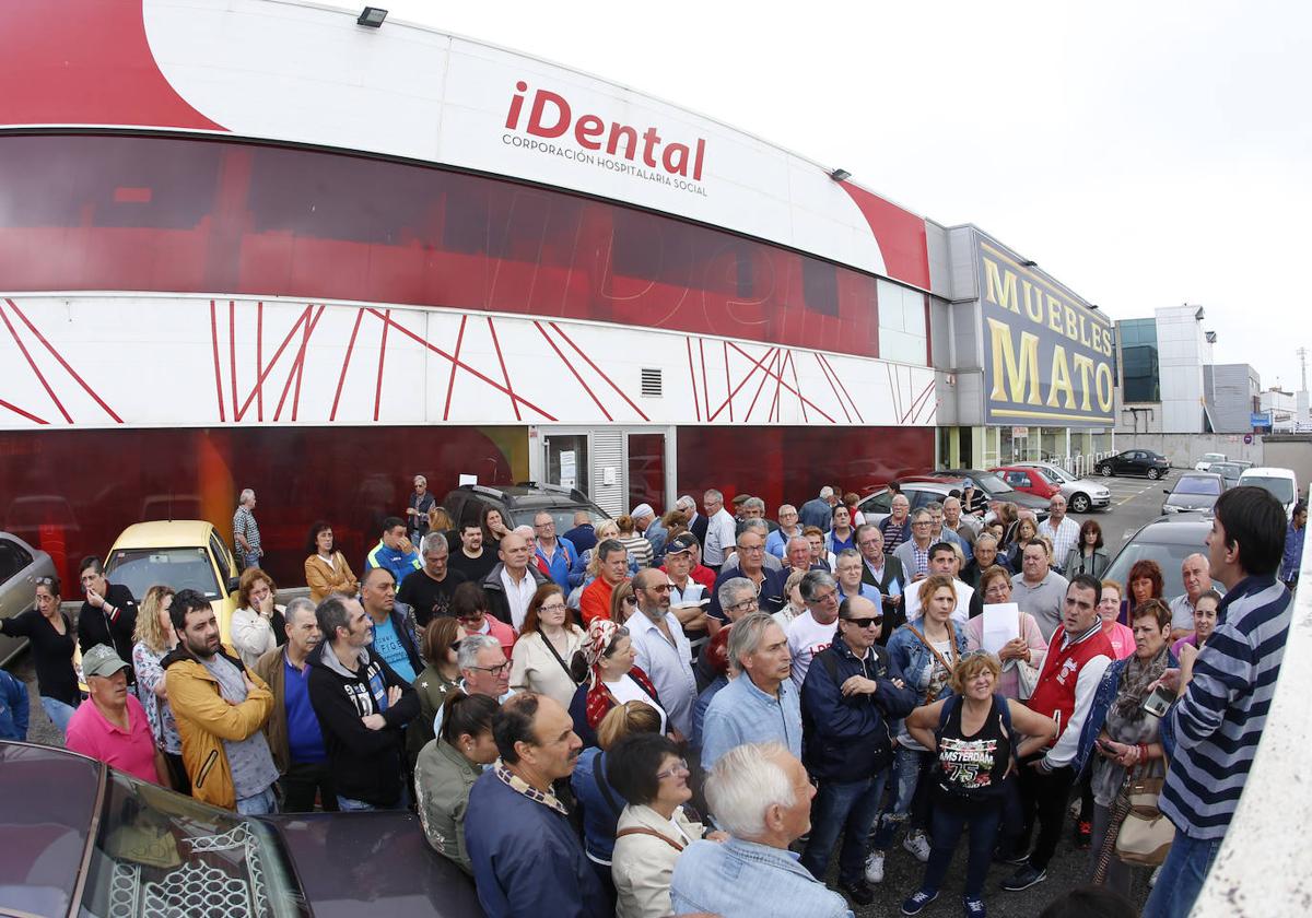 Concentración de afectados de IDental, en Tremañes en junio de 2018.