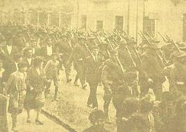 Los soldados retornados, desfilando por las calles gijonesas.