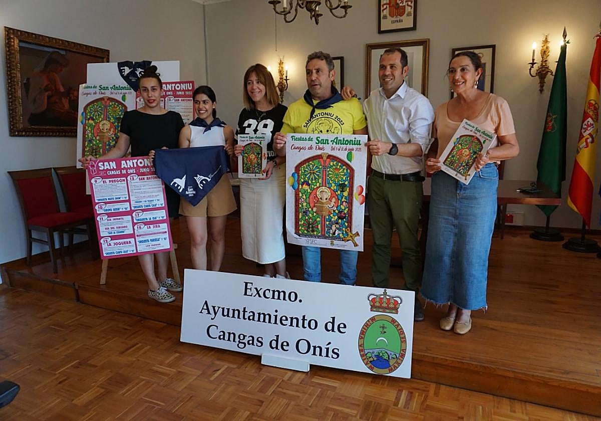 María Blanco, Isabel Blanco, Mónica Gutiérrez, José Luis Alonso 'Fifu'. José Manuel González Castro y Marifé Gómez, en la presentación.