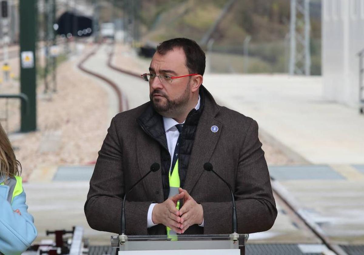Adrián Barbón, en el intercambiador de la variante, en noviembre pasado.