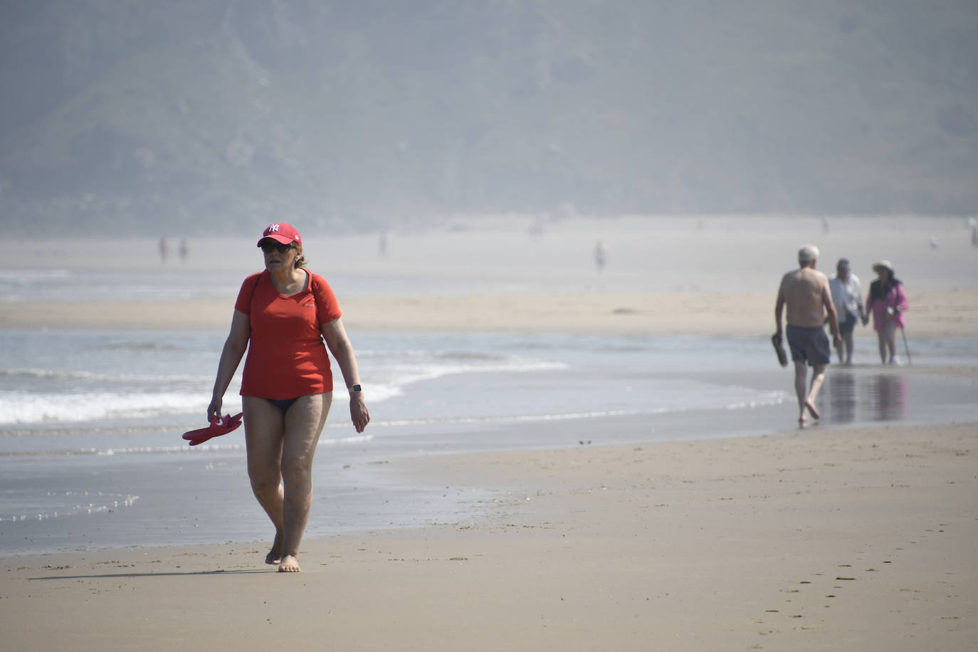 Chapuzones y paseos para superar la jornada de calor en Asturias