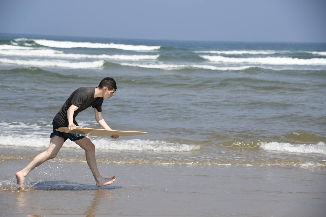 Chapuzones y paseos para superar la jornada de calor en Asturias