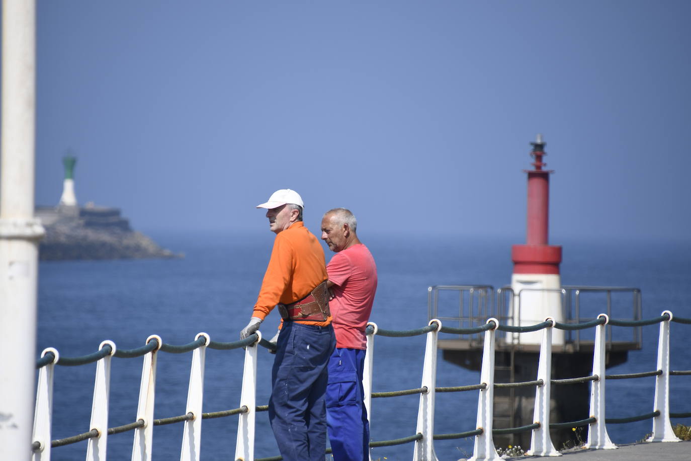 Chapuzones y paseos para superar la jornada de calor en Asturias