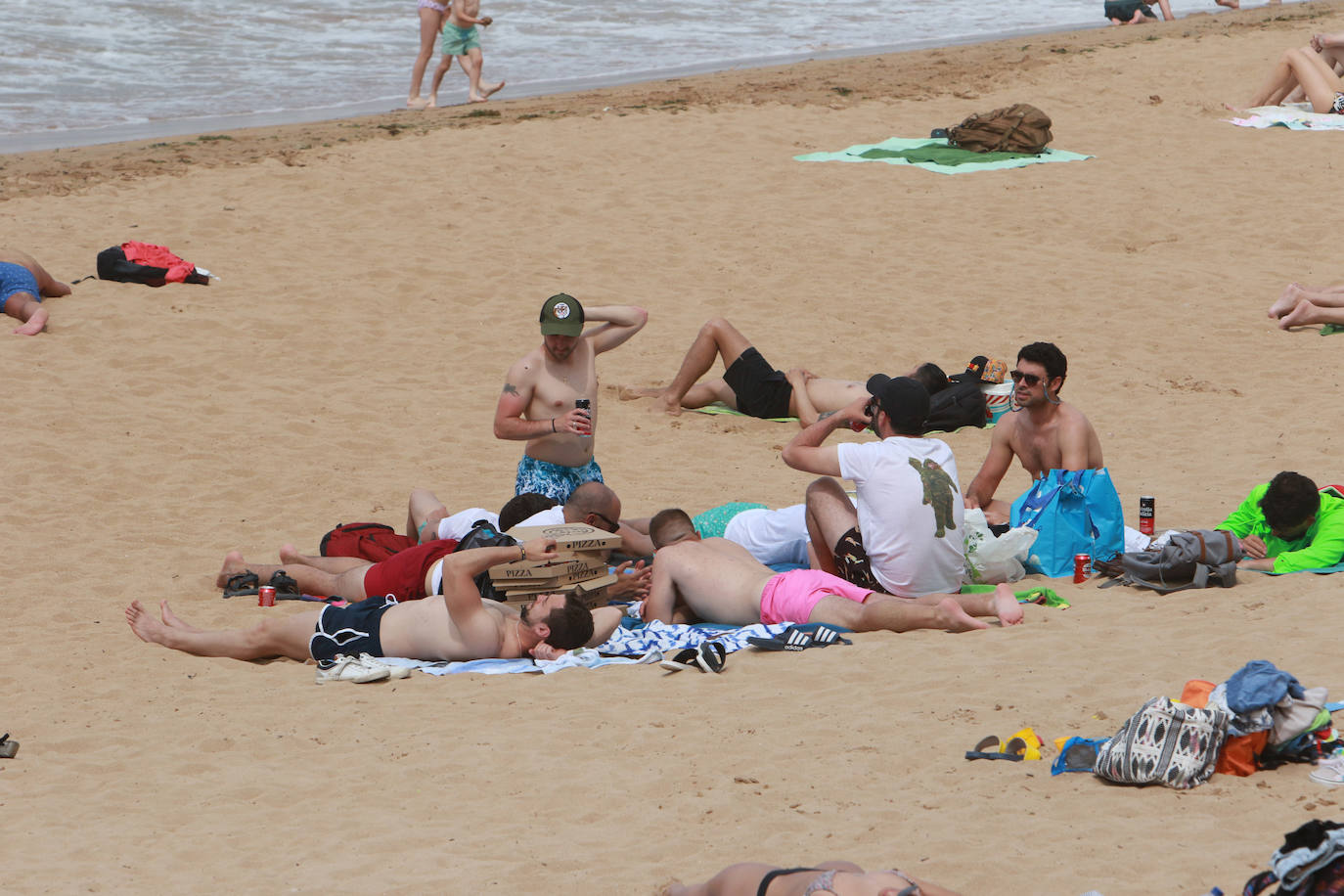 Chapuzones y paseos para superar la jornada de calor en Asturias