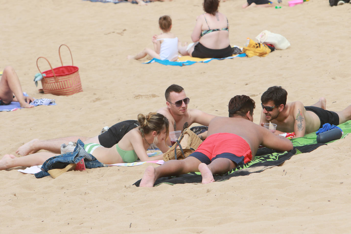 Chapuzones y paseos para superar la jornada de calor en Asturias