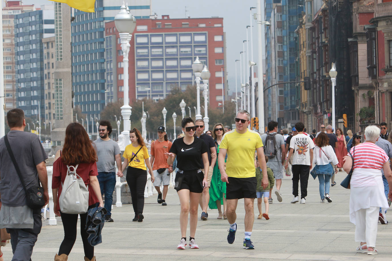 Chapuzones y paseos para superar la jornada de calor en Asturias