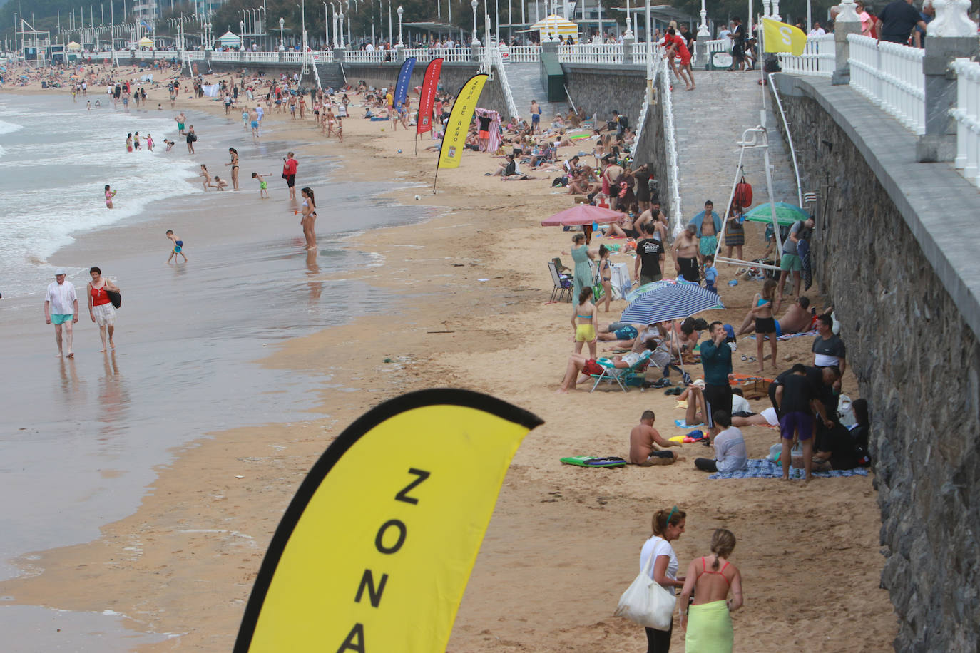 Chapuzones y paseos para superar la jornada de calor en Asturias