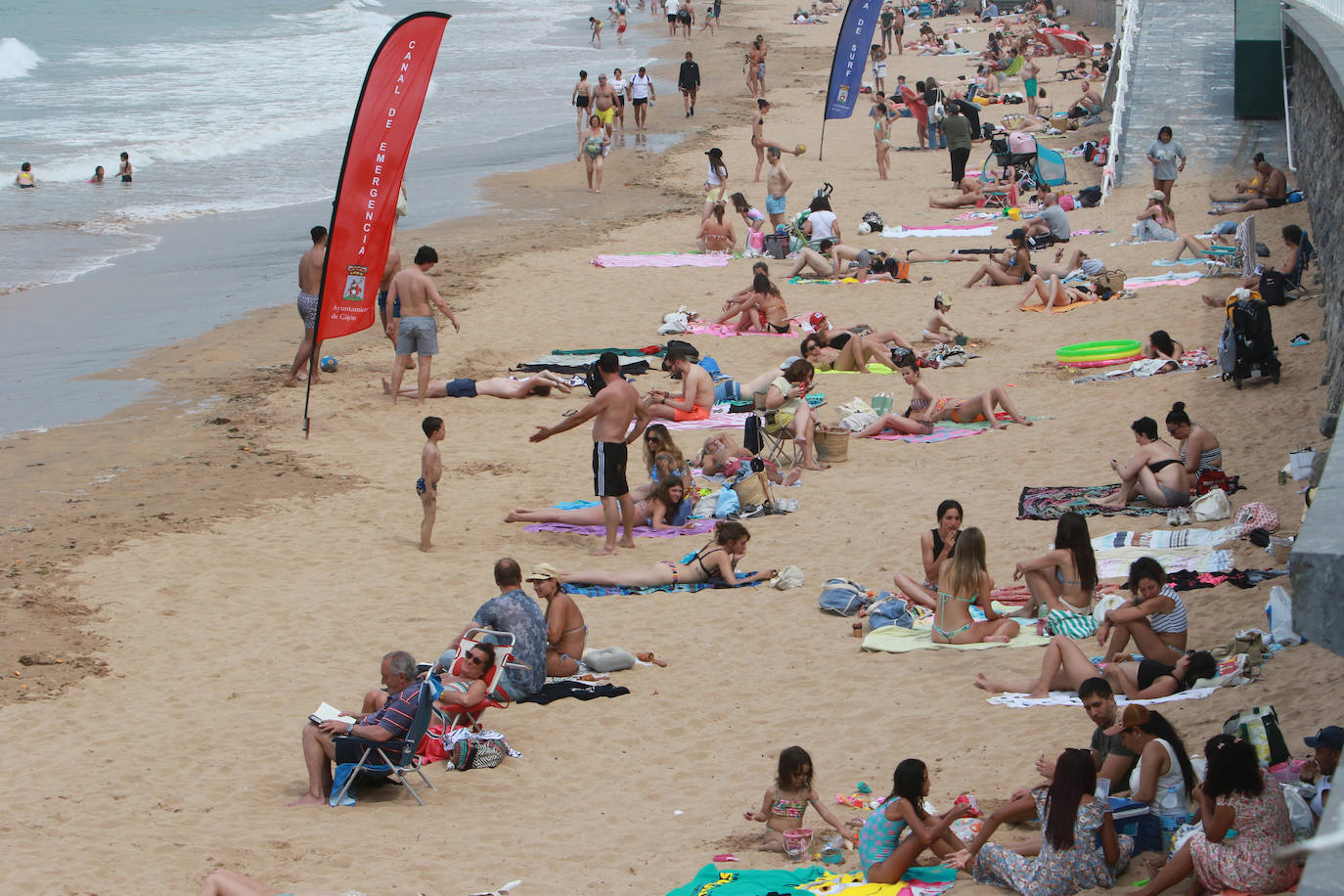 Chapuzones y paseos para superar la jornada de calor en Asturias