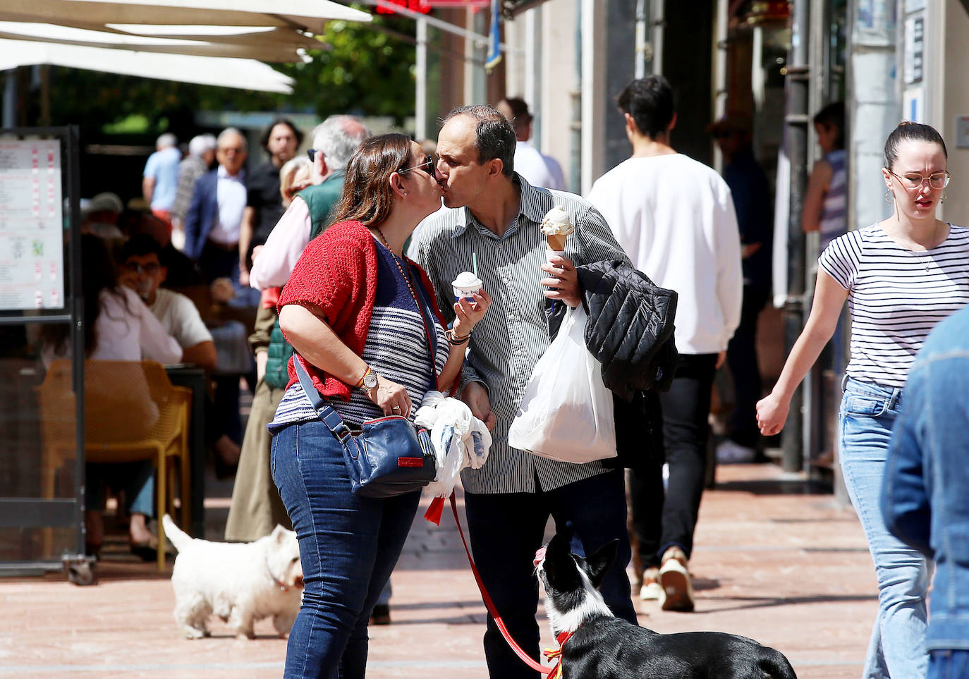 Chapuzones y paseos para superar la jornada de calor en Asturias