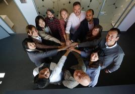 Desde el centro abajo y en el sentido de las agujas del reloj: Rodrigo Campoy (México), Virna Wilkinson (África), Gracy Hung (Taiwan), Sandra Fernández (Bélgica), Yiran Zhang (China), Anthony Alonso (Francia), Andreea Tanasescu (Rumanía), Orlando Ostos (Venezuela), Pedro Haro (Perú), Patrycja Skotnicka (Polonia), Pablo Martínez (Argentina) y Alice Lo Bartolo (Italia)