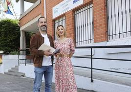 Ángel García y Susana Madera, esta mañana, ante el colegio público La Ería