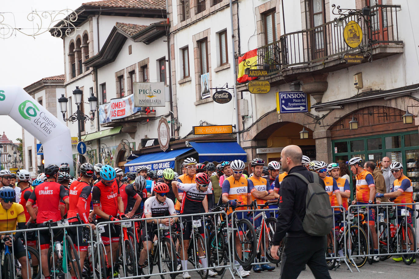 Multitudinaria cicloturista a los Lagos