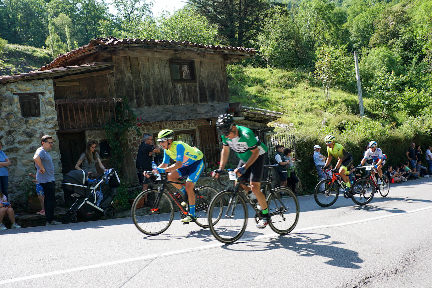 Multitudinaria cicloturista a los Lagos