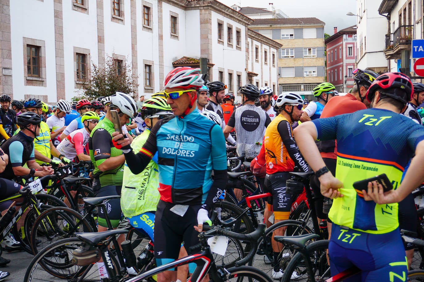 Multitudinaria cicloturista a los Lagos