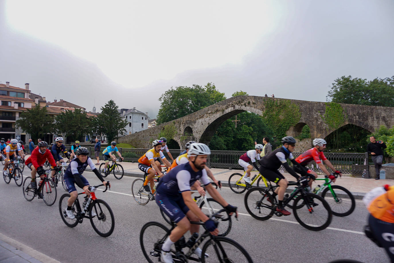 Multitudinaria cicloturista a los Lagos