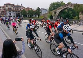 2.500 deportistas en la cicloturista de los Lagos de Covadonga