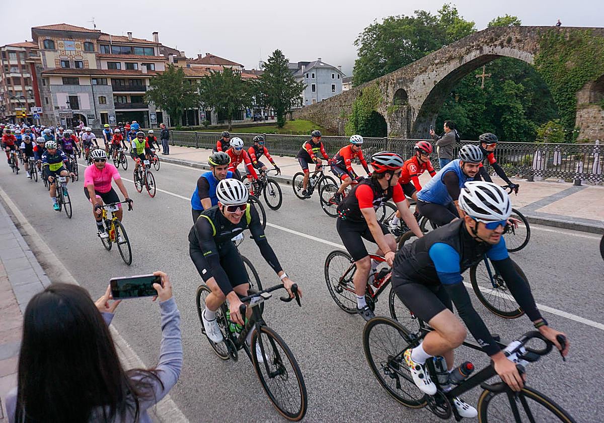 2.500 deportistas en la cicloturista de los Lagos de Covadonga