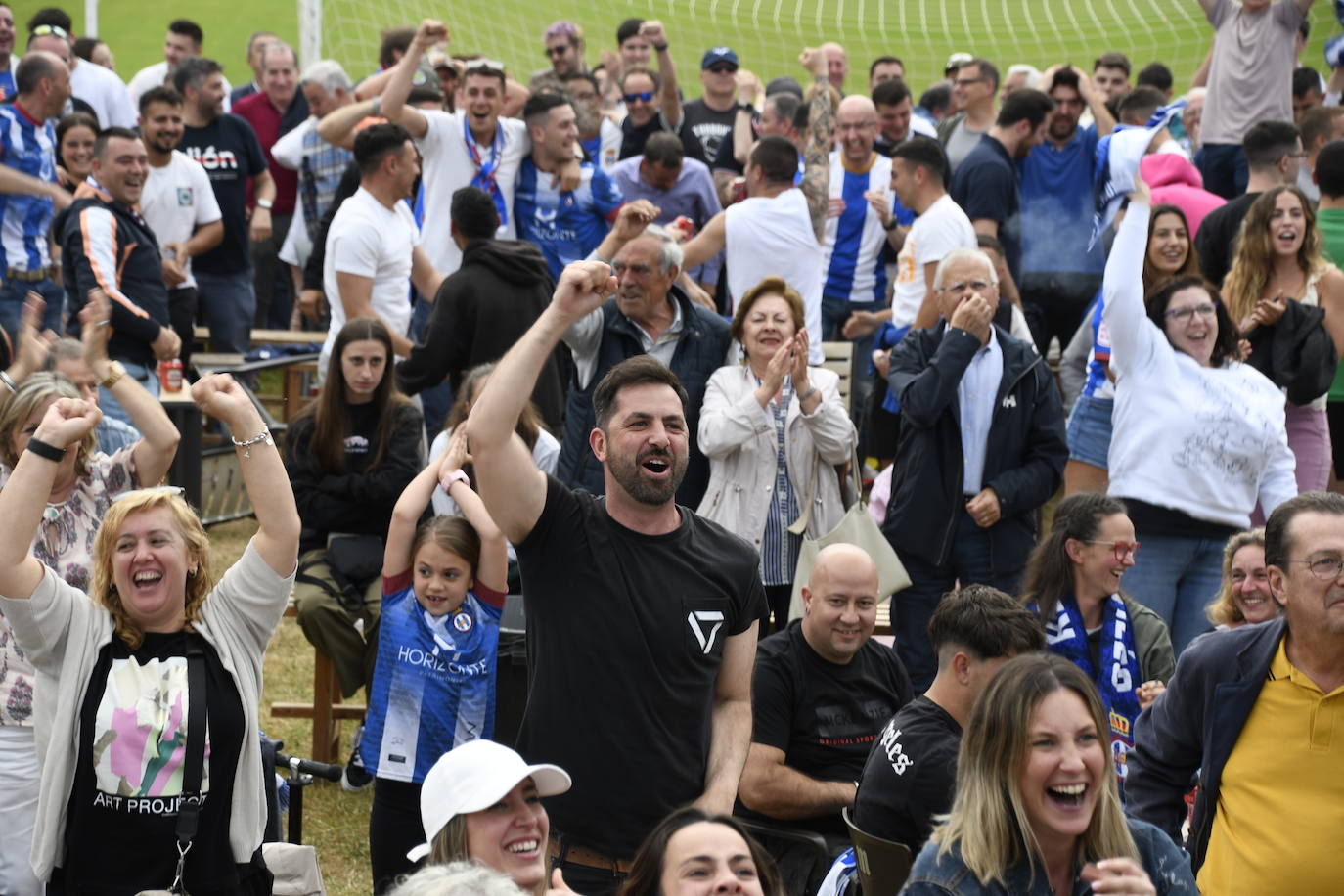 Así vivió la afición del Real Avilés el partido desde el Suárez Puerta