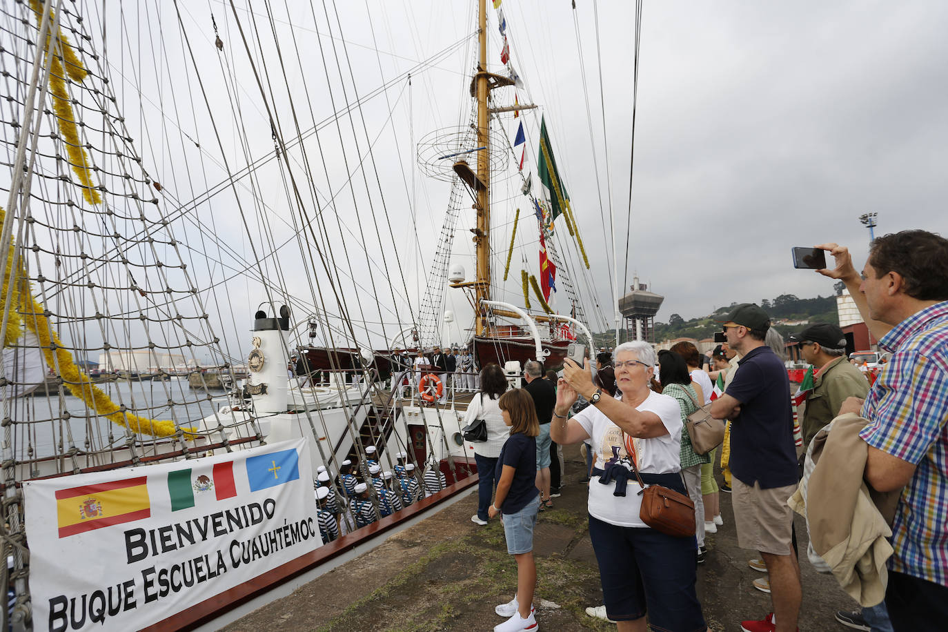 El buque escuela &#039;Cuauhtémoc&#039; parte de nuevo y se despide de Gijón