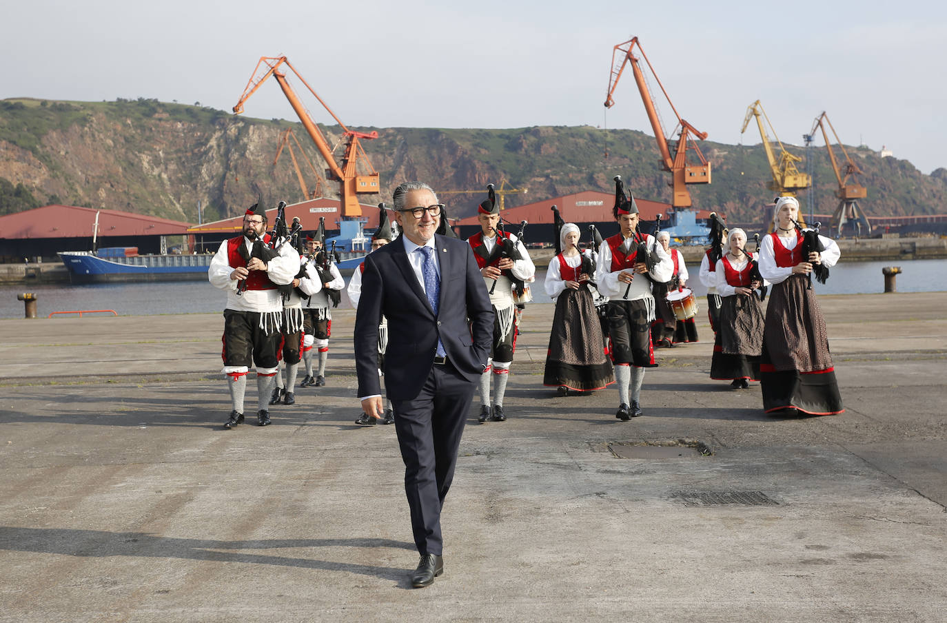 El buque escuela &#039;Cuauhtémoc&#039; parte de nuevo y se despide de Gijón