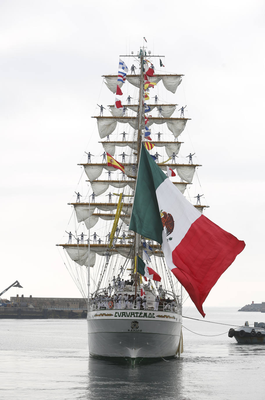 El buque escuela &#039;Cuauhtémoc&#039; parte de nuevo y se despide de Gijón