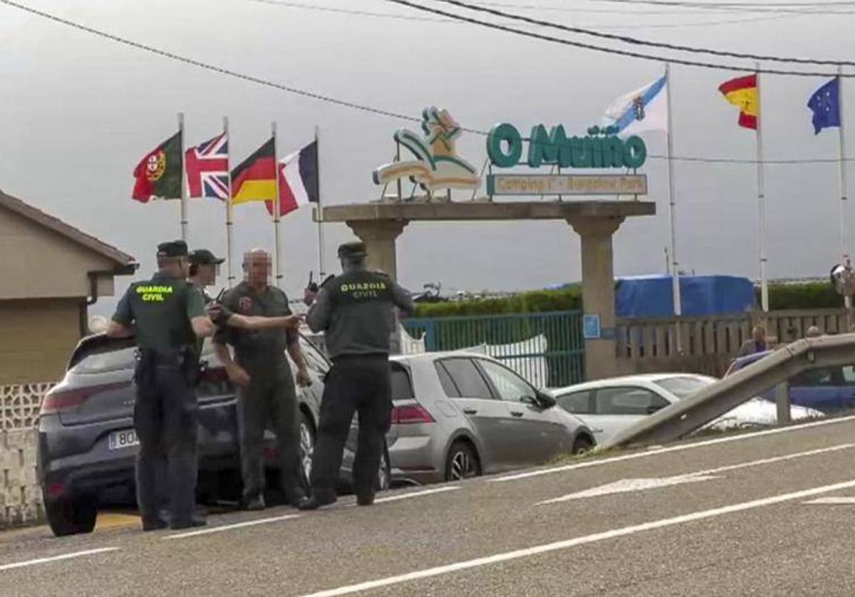 Agentes de la Guardia Civil junto al camping pontevedrés dunde tuvo lugar el crimen este sábado.