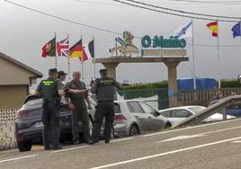 Agentes de la Guardia Civil junto al camping pontevedrés dunde tuvo lugar el crimen este sábado.