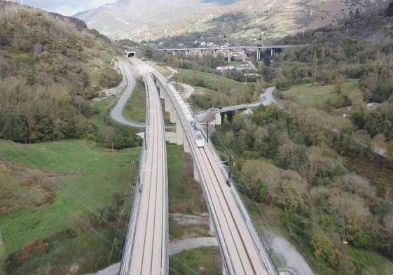 Primer recorrido de pruebas de un tren de viajeros, el S-730, por la variante de Pajares en la vertiente asturiana.