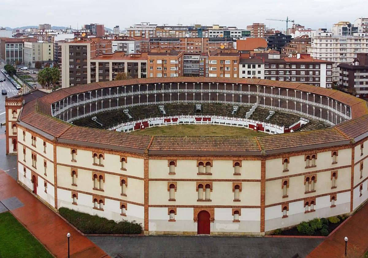 Estado de la plaza de toros hace varios meses, tomada por la vegetación.