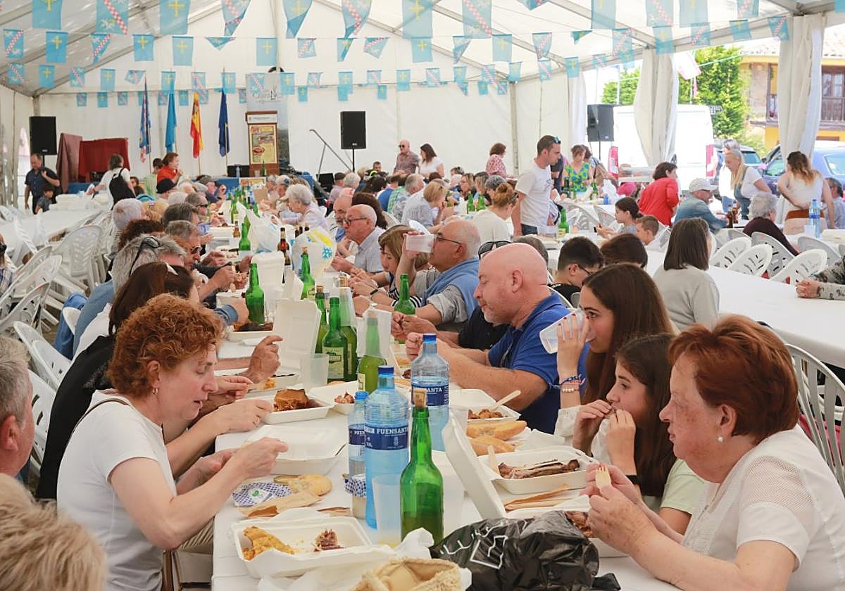 Mucha gente se reunió para comer la boroña de forna, en la carpa junto a la capilla de Nuestra Señora de la Sienra, en Torazo.