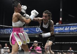 La mallorquina Farah el Bousairi golpea el rostro de la gijonesa Minerva Gutiérrez en el combate de fondo que se celebró en la noche del sábado en el Corredoria Arena de Oviedo.