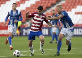 Los jugadores del Avilés se felicitan al término del partido por un resultado que mantiene la ventaja del Avilés por el ascenso.