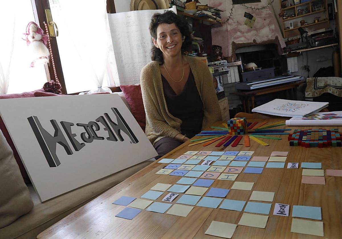 Verónica Herrero, en su casa de Arroes, donde se inventó este pasatiempo.