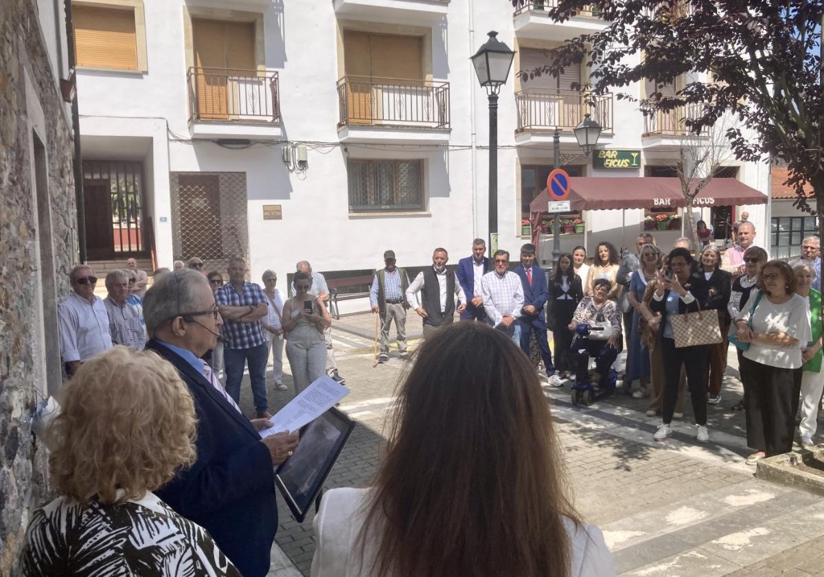 Decenas de vecinos arroparon al exalcalde en su nombramiento como Hijo Predilecto del municipio, en la plaza Pío XII.