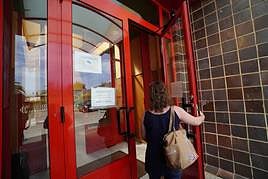 Una paciente entra en el centro de salud de Llanes, uno de los que será reforzado en la época estival.